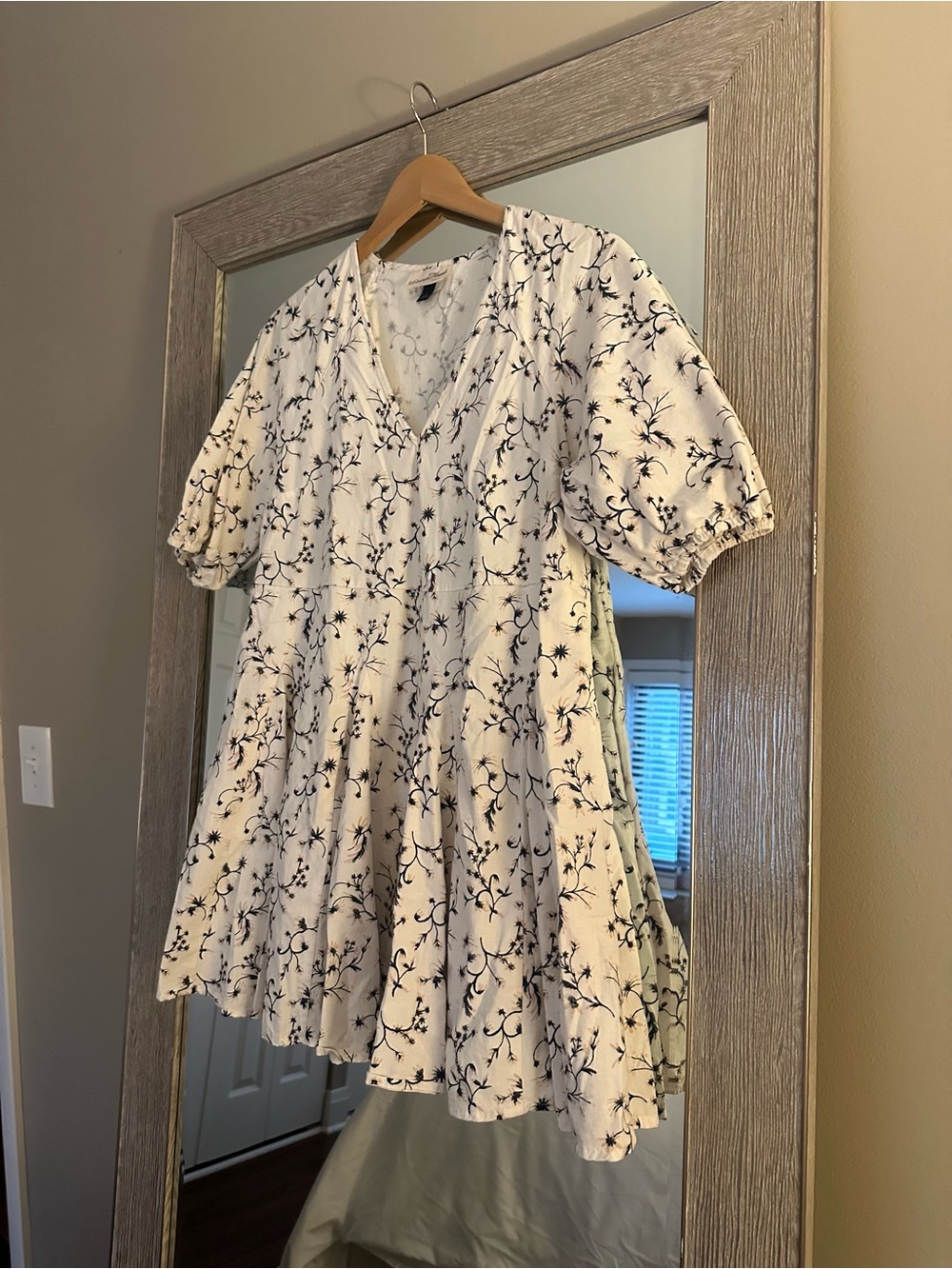 Universal Thread White Floral Mini Dress V-Neck Size Small